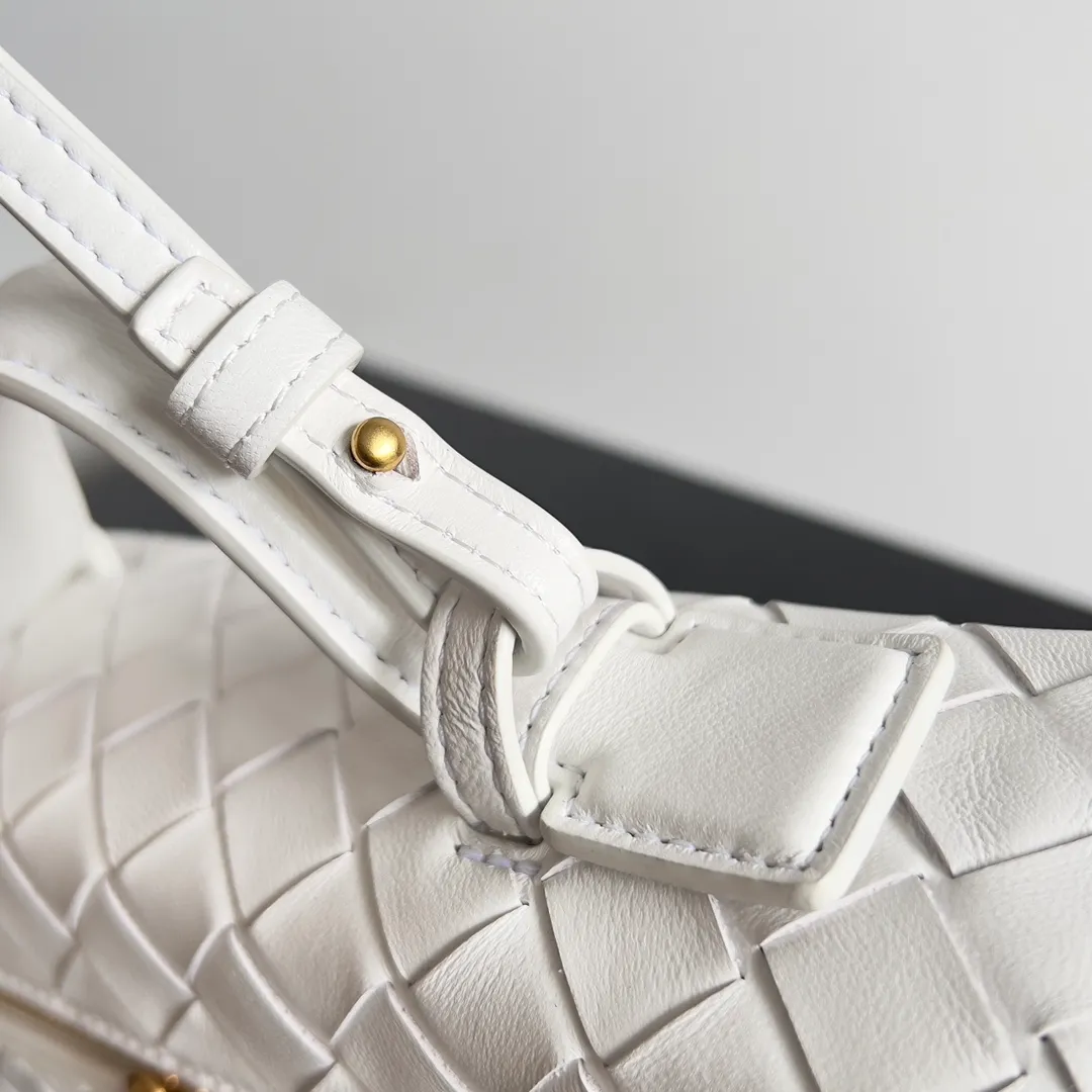 Batch 1360 Bottega Veneta 24 spring and summer woven zipper crossbody bag. A crossbody bag that can be used as a cosmetic bag. The exquisite weaving and compact body are an indispensable accessory for the upcoming summer. The double zipper also better protects the bag. It has a large capacity. If you like it, don’t miss it. Style number: 789109 Size: 22*12.5*5cm